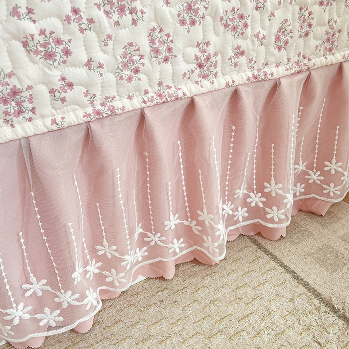 91家纺网 家纺一手货源 找家纺 艺慕家纺 2026新款直播热款古法仿棉水洗棉印花双层蕾丝花边床盖四件套 粉色樱花