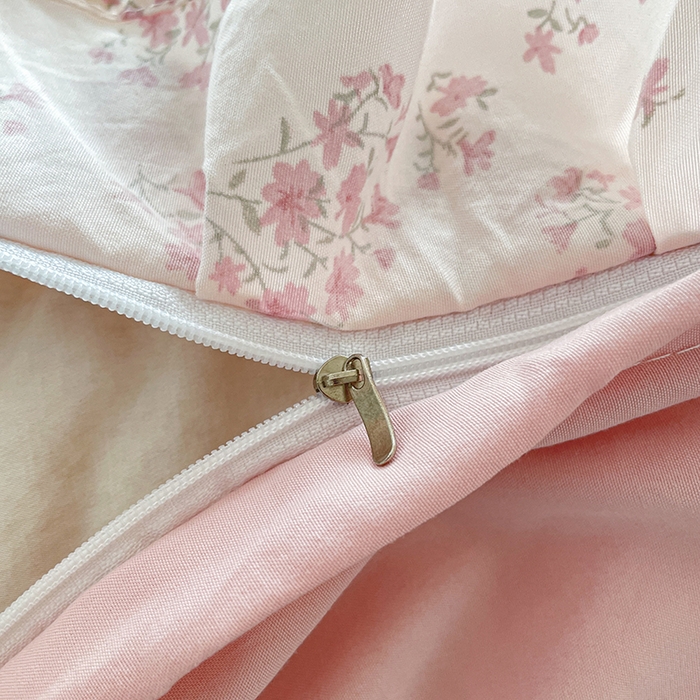 91家纺网 家纺一手货源 找家纺 艺慕家纺 2026新款直播热款古法仿棉水洗棉印花双层蕾丝花边床盖四件套 粉色樱花