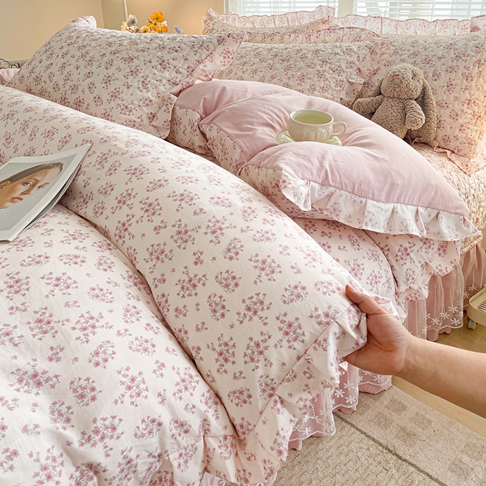 91家纺网 家纺一手货源 找家纺 艺慕家纺 2026新款直播热款古法仿棉水洗棉印花双层蕾丝花边床盖四件套 粉色樱花