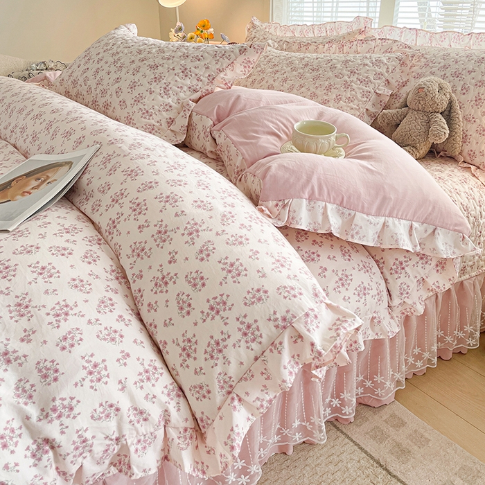 91家纺网 家纺一手货源 找家纺 艺慕家纺 2026新款直播热款古法仿棉水洗棉印花双层蕾丝花边床盖四件套 粉色樱花