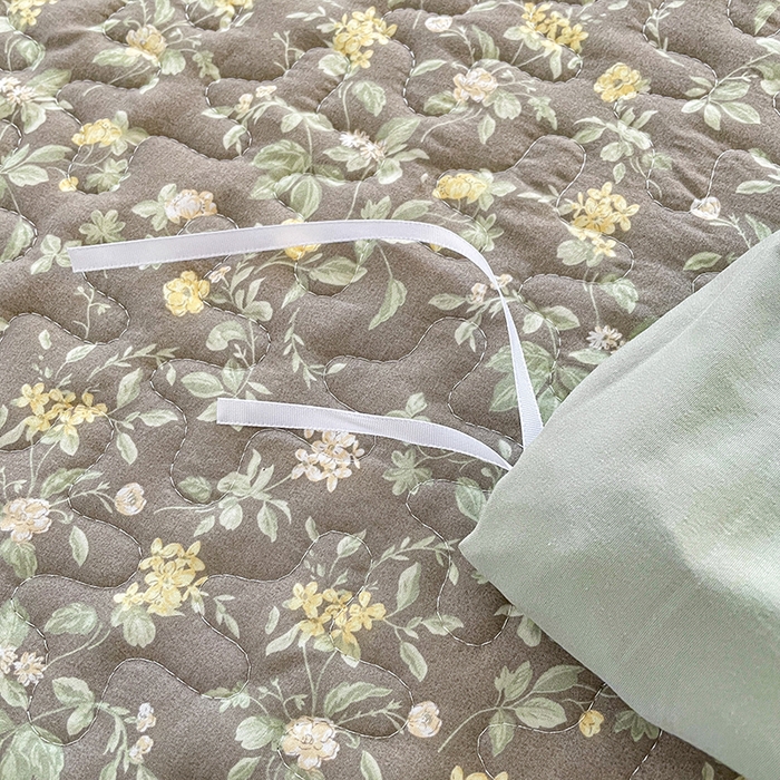 91家纺网 家纺一手货源 找家纺 艺慕家纺 2026新款直播热款古法仿棉水洗棉印花双层蕾丝花边床盖四件套 金盏花语