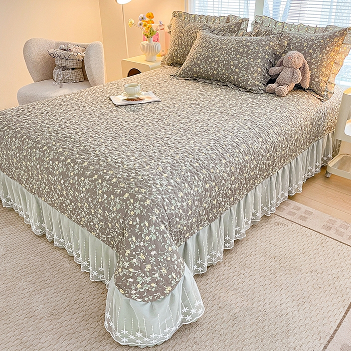 91家纺网 家纺一手货源 找家纺 艺慕家纺 2026新款直播热款古法仿棉水洗棉印花双层蕾丝花边床盖四件套 金盏花语