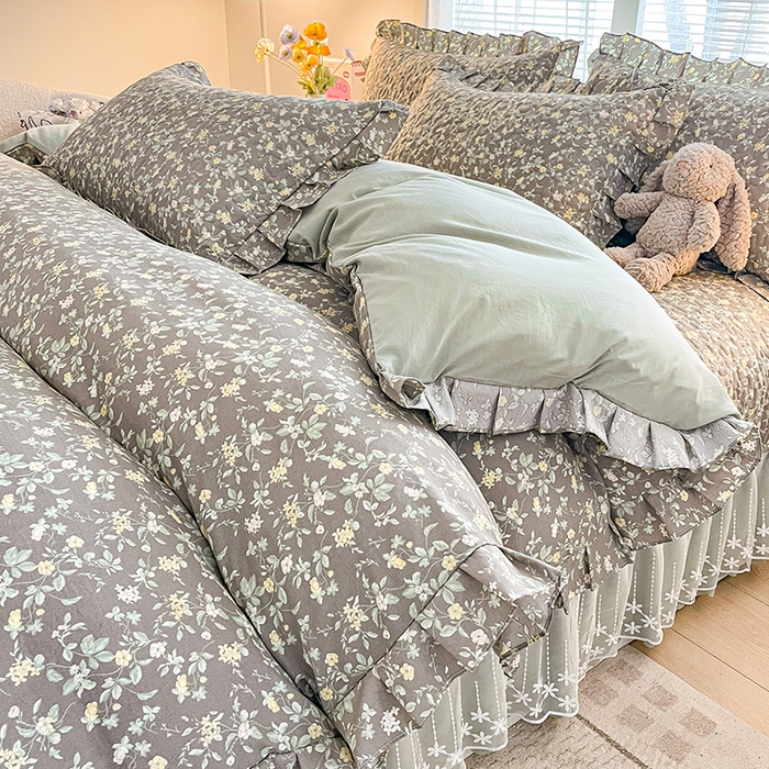 91家纺网 家纺一手货源 找家纺 艺慕家纺 2026新款直播热款古法仿棉水洗棉印花双层蕾丝花边床盖四件套 金盏花语