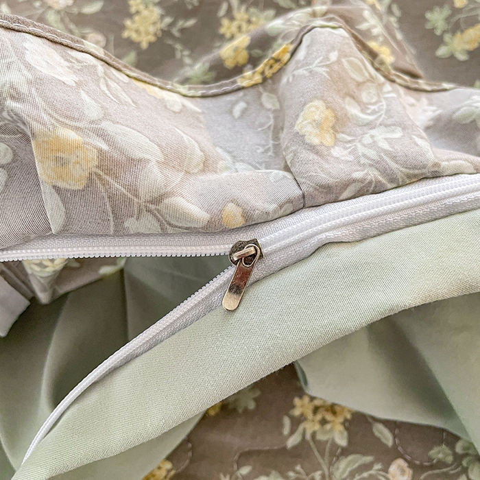 91家纺网 家纺一手货源 找家纺 艺慕家纺 2026新款直播热款古法仿棉水洗棉印花双层蕾丝花边床盖四件套 金盏花语