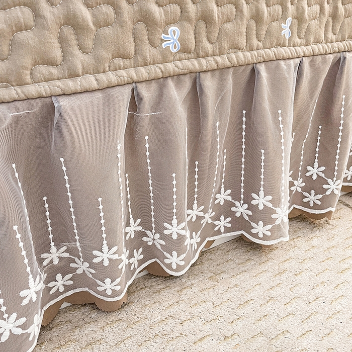 91家纺网 家纺一手货源 找家纺 艺慕家纺 2026新款直播热款古法仿棉水洗棉印花双层蕾丝花边床盖四件套 咖色蝴蝶结