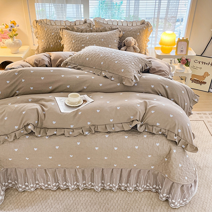 91家纺网 家纺一手货源 找家纺 艺慕家纺 2026新款直播热款古法仿棉水洗棉印花双层蕾丝花边床盖四件套 咖色蝴蝶结