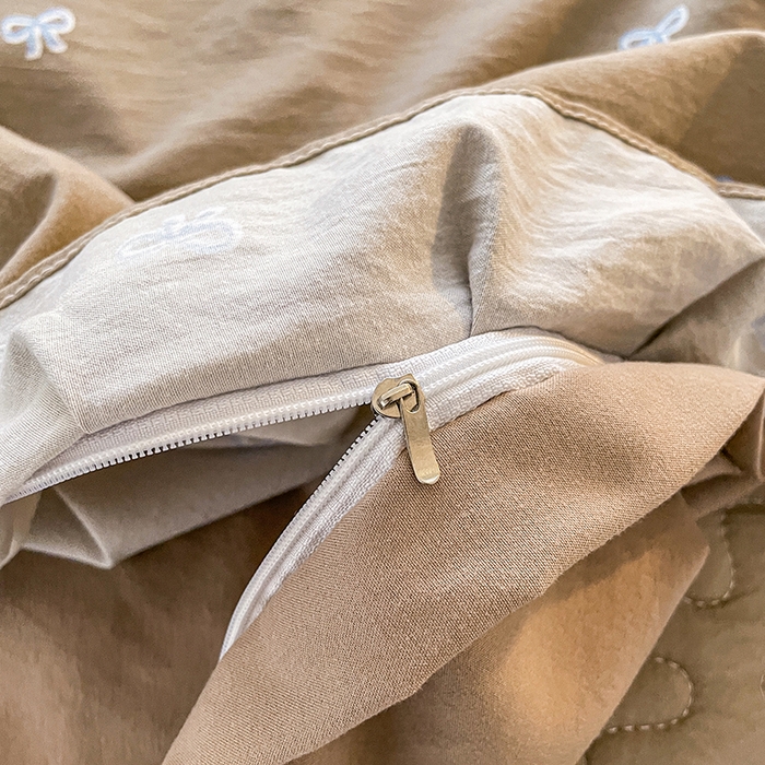 91家纺网 家纺一手货源 找家纺 艺慕家纺 2026新款直播热款古法仿棉水洗棉印花双层蕾丝花边床盖四件套 咖色蝴蝶结