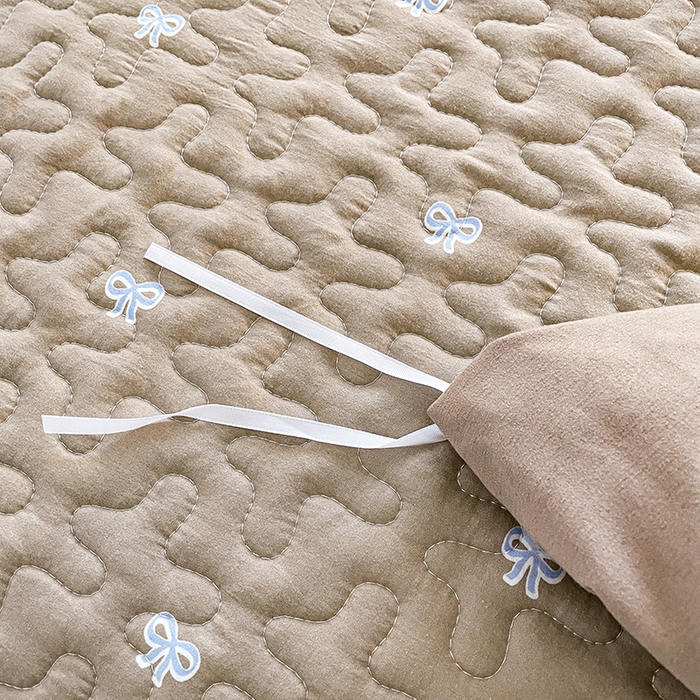 91家纺网 家纺一手货源 找家纺 艺慕家纺 2026新款直播热款古法仿棉水洗棉印花双层蕾丝花边床盖四件套 咖色蝴蝶结