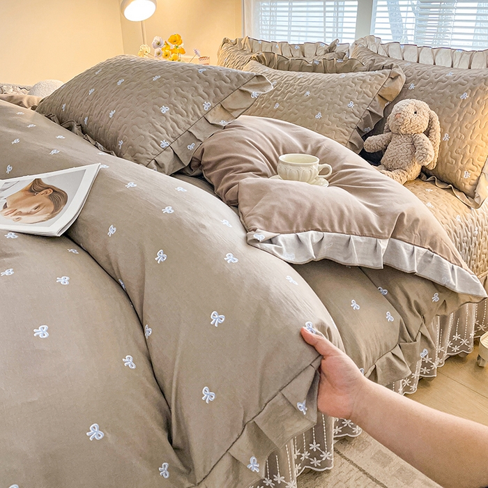 91家纺网 家纺一手货源 找家纺 艺慕家纺 2026新款直播热款古法仿棉水洗棉印花双层蕾丝花边床盖四件套 咖色蝴蝶结