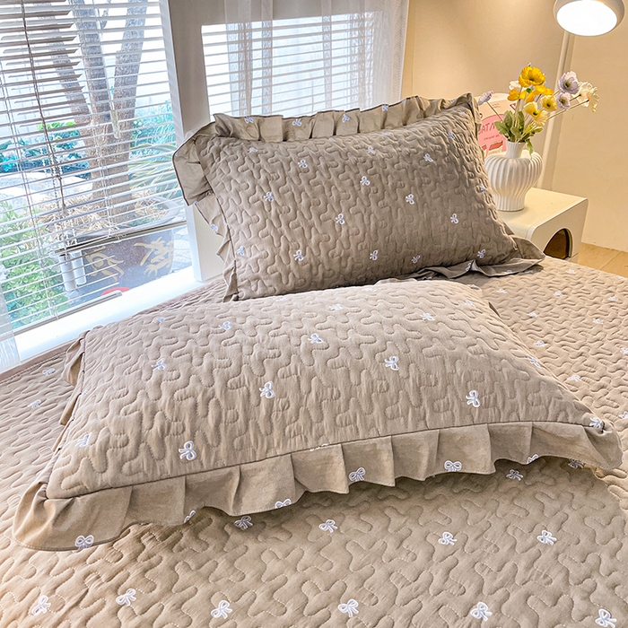 91家纺网 家纺一手货源 找家纺 艺慕家纺 2026新款直播热款古法仿棉水洗棉印花双层蕾丝花边床盖四件套 咖色蝴蝶结