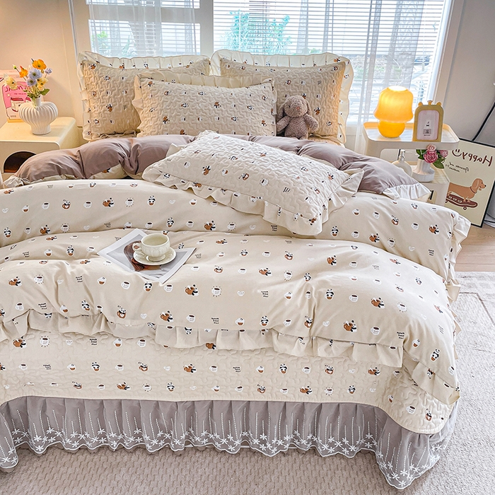 91家纺网 家纺一手货源 找家纺 艺慕家纺 2026新款直播热款古法仿棉水洗棉印花双层蕾丝花边床盖四件套 可爱熊仔