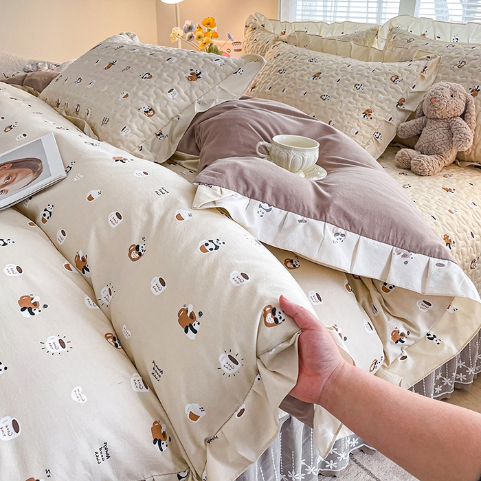 91家纺网 家纺一手货源 找家纺 艺慕家纺 2026新款直播热款古法仿棉水洗棉印花双层蕾丝花边床盖四件套 可爱熊仔