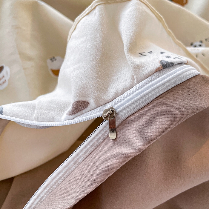 91家纺网 家纺一手货源 找家纺 艺慕家纺 2026新款直播热款古法仿棉水洗棉印花双层蕾丝花边床盖四件套 可爱熊仔