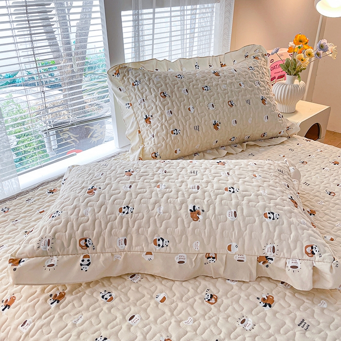 91家纺网 家纺一手货源 找家纺 艺慕家纺 2026新款直播热款古法仿棉水洗棉印花双层蕾丝花边床盖四件套 可爱熊仔