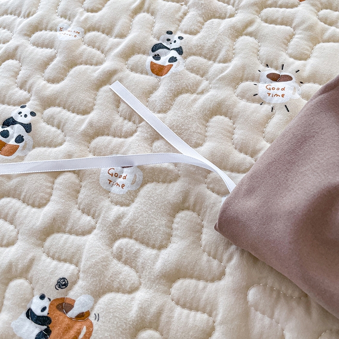 91家纺网 家纺一手货源 找家纺 艺慕家纺 2026新款直播热款古法仿棉水洗棉印花双层蕾丝花边床盖四件套 可爱熊仔