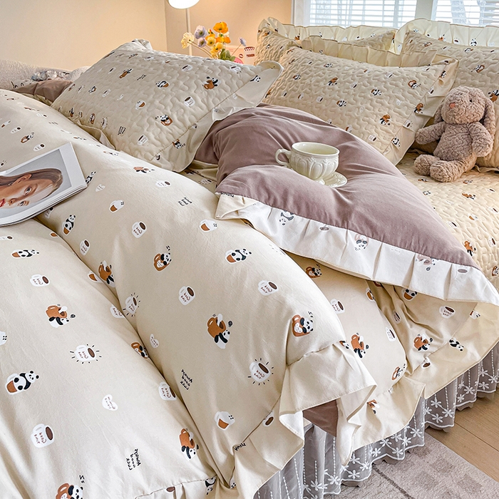 91家纺网 家纺一手货源 找家纺 艺慕家纺 2026新款直播热款古法仿棉水洗棉印花双层蕾丝花边床盖四件套 可爱熊仔