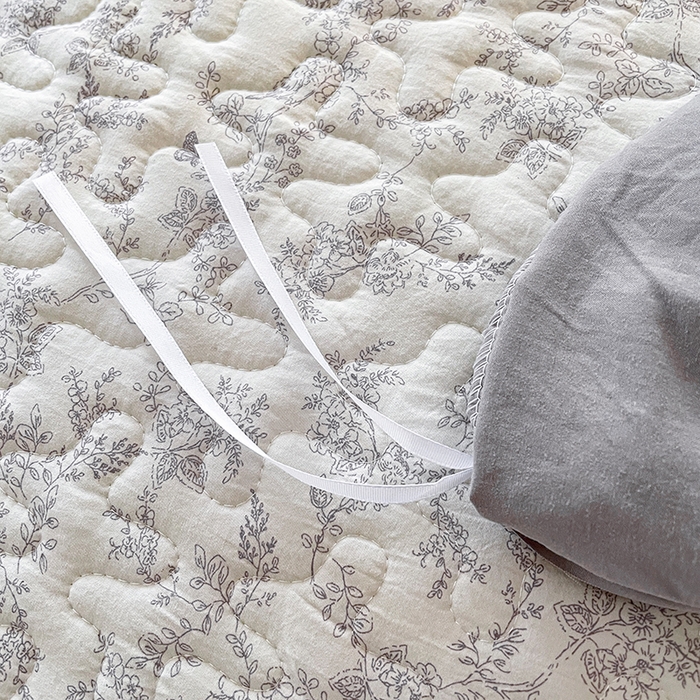 91家纺网 家纺一手货源 找家纺 艺慕家纺 2026新款直播热款古法仿棉水洗棉印花双层蕾丝花边床盖四件套 素影