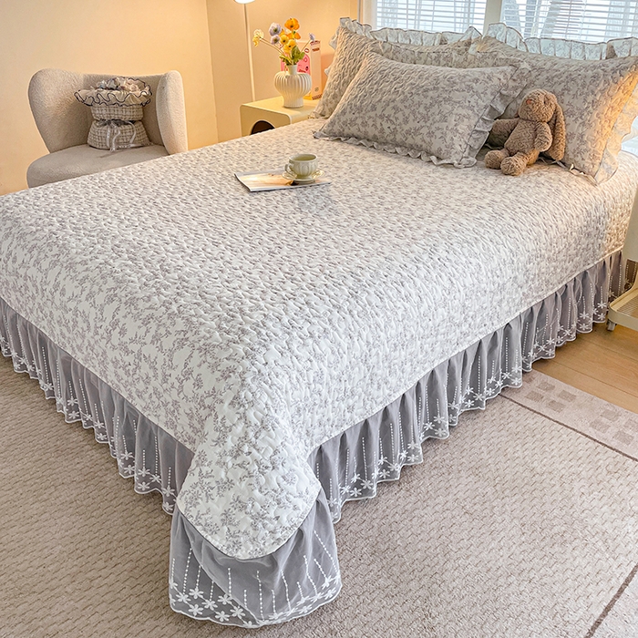 91家纺网 家纺一手货源 找家纺 艺慕家纺 2026新款直播热款古法仿棉水洗棉印花双层蕾丝花边床盖四件套 素影