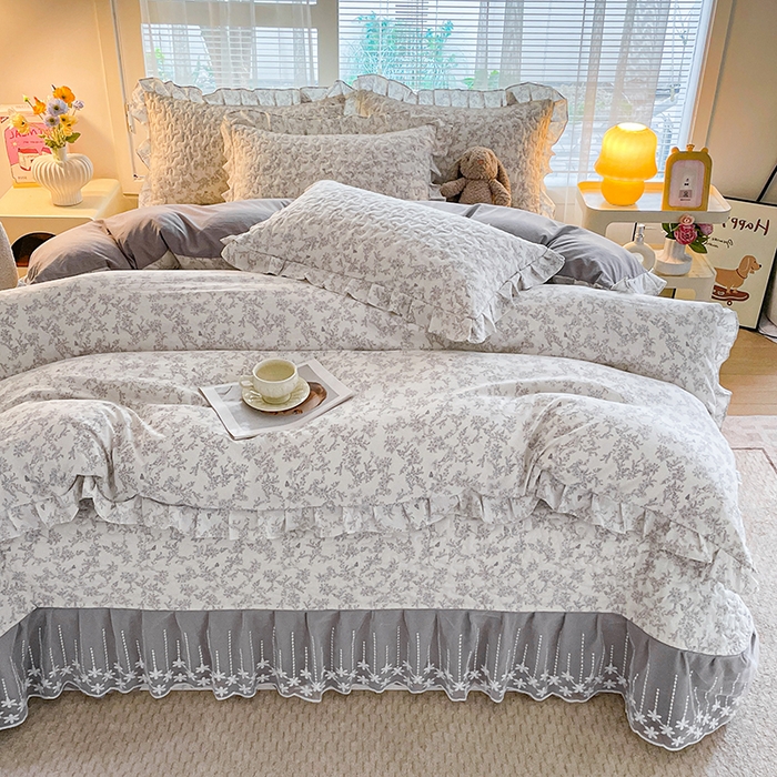 91家纺网 家纺一手货源 找家纺 艺慕家纺 2026新款直播热款古法仿棉水洗棉印花双层蕾丝花边床盖四件套 素影
