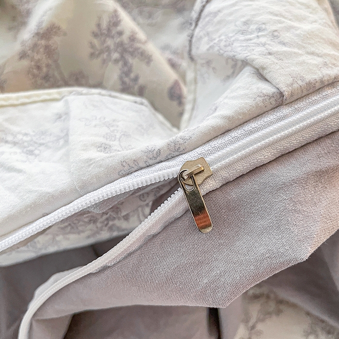 91家纺网 家纺一手货源 找家纺 艺慕家纺 2026新款直播热款古法仿棉水洗棉印花双层蕾丝花边床盖四件套 素影