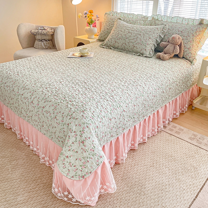 91家纺网 家纺一手货源 找家纺 艺慕家纺 2026新款直播热款古法仿棉水洗棉印花双层蕾丝花边床盖四件套 雾紫花蔓