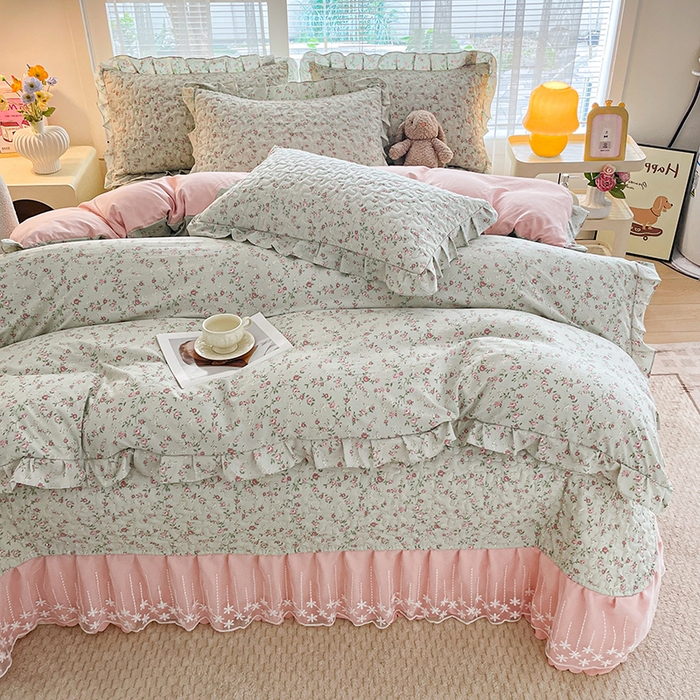 91家纺网 家纺一手货源 找家纺 艺慕家纺 2026新款直播热款古法仿棉水洗棉印花双层蕾丝花边床盖四件套 雾紫花蔓