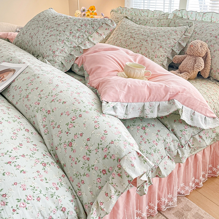 91家纺网 家纺一手货源 找家纺 艺慕家纺 2026新款直播热款古法仿棉水洗棉印花双层蕾丝花边床盖四件套 雾紫花蔓