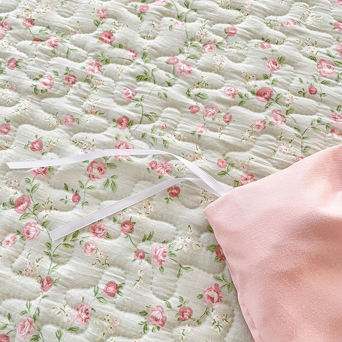 91家纺网 家纺一手货源 找家纺 艺慕家纺 2026新款直播热款古法仿棉水洗棉印花双层蕾丝花边床盖四件套 雾紫花蔓