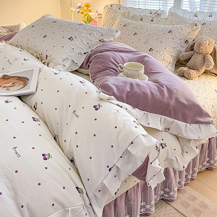 91家纺网 家纺一手货源 找家纺 艺慕家纺 2026新款直播热款古法仿棉水洗棉印花双层蕾丝花边床盖四件套 紫色樱桃