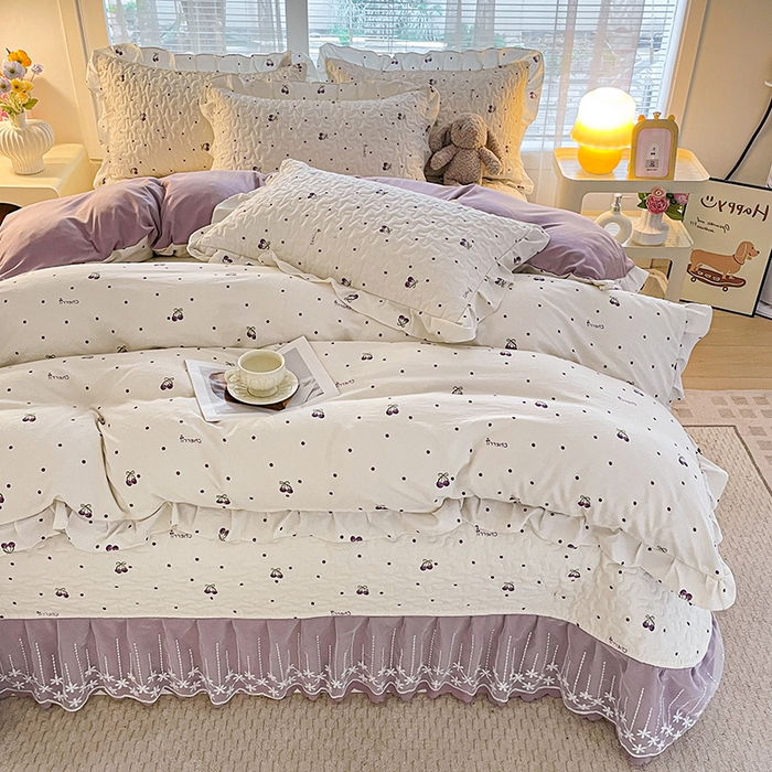 91家纺网 家纺一手货源 找家纺 艺慕家纺 2026新款直播热款古法仿棉水洗棉印花双层蕾丝花边床盖四件套 紫色樱桃