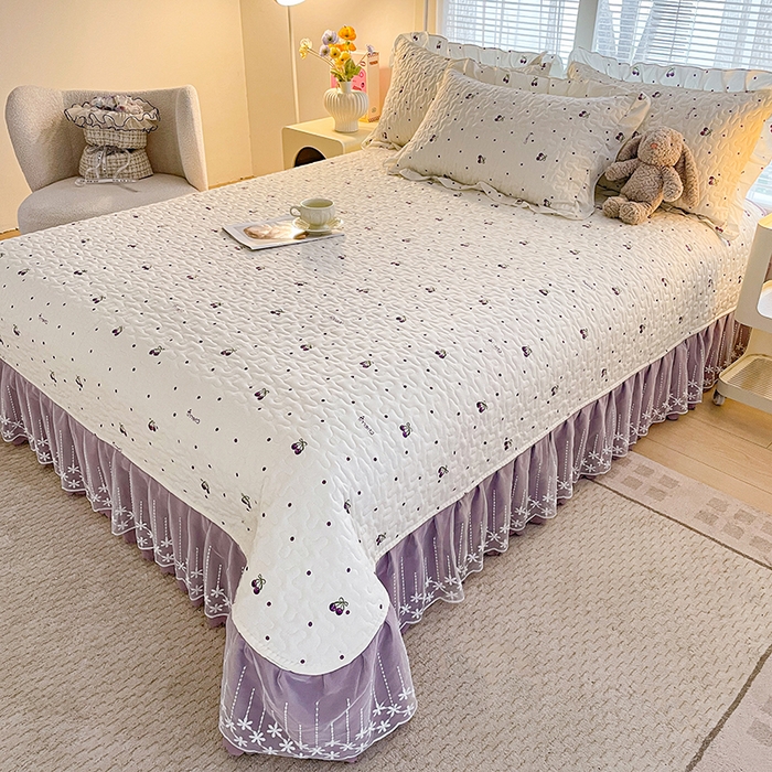 91家纺网 家纺一手货源 找家纺 艺慕家纺 2026新款直播热款古法仿棉水洗棉印花双层蕾丝花边床盖四件套 紫色樱桃