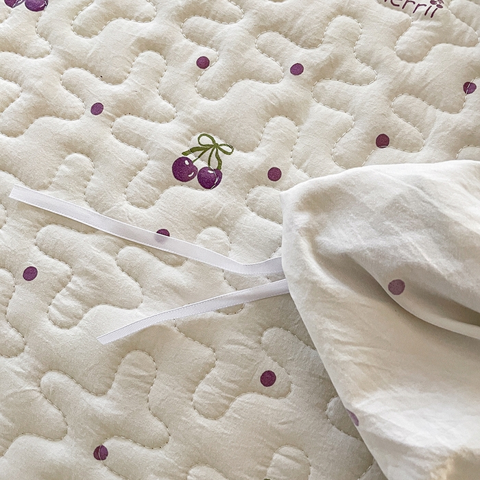 91家纺网 家纺一手货源 找家纺 艺慕家纺 2026新款直播热款古法仿棉水洗棉印花双层蕾丝花边床盖四件套 紫色樱桃