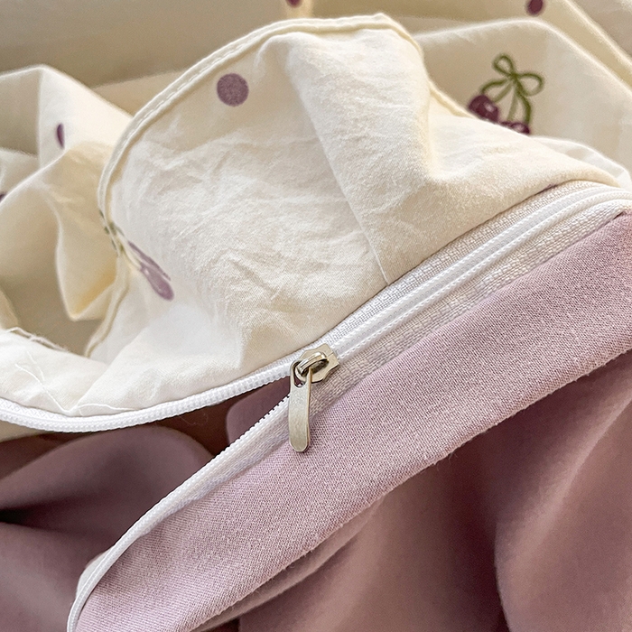 91家纺网 家纺一手货源 找家纺 艺慕家纺 2026新款直播热款古法仿棉水洗棉印花双层蕾丝花边床盖四件套 紫色樱桃