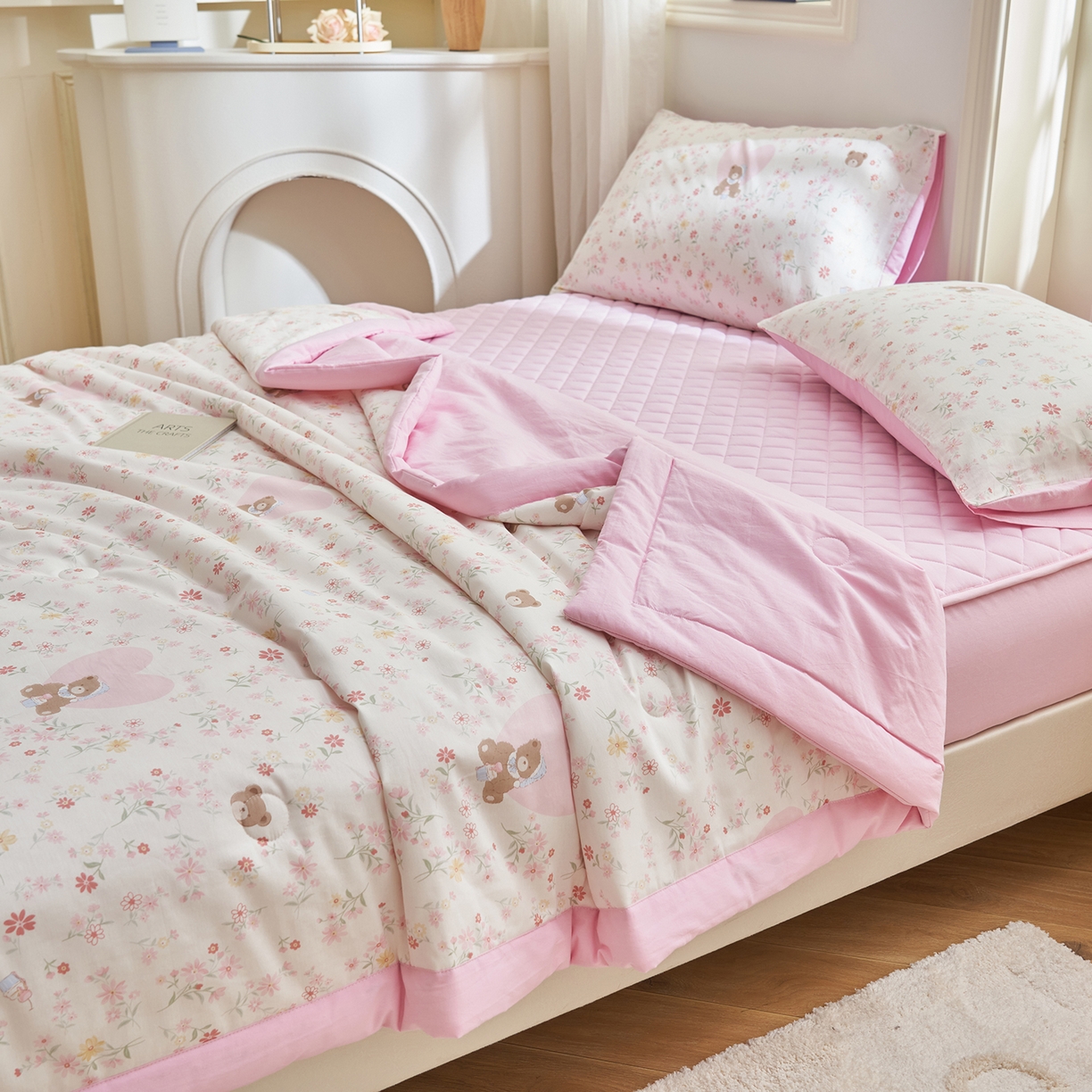 91家纺网 家纺一手货源 找家纺 吾诺家居 吾诺 2026新款 12868全棉印花棉花夏被四件套 全棉夏被四件套新疆棉花被 - 经典系列 粉色熊仔