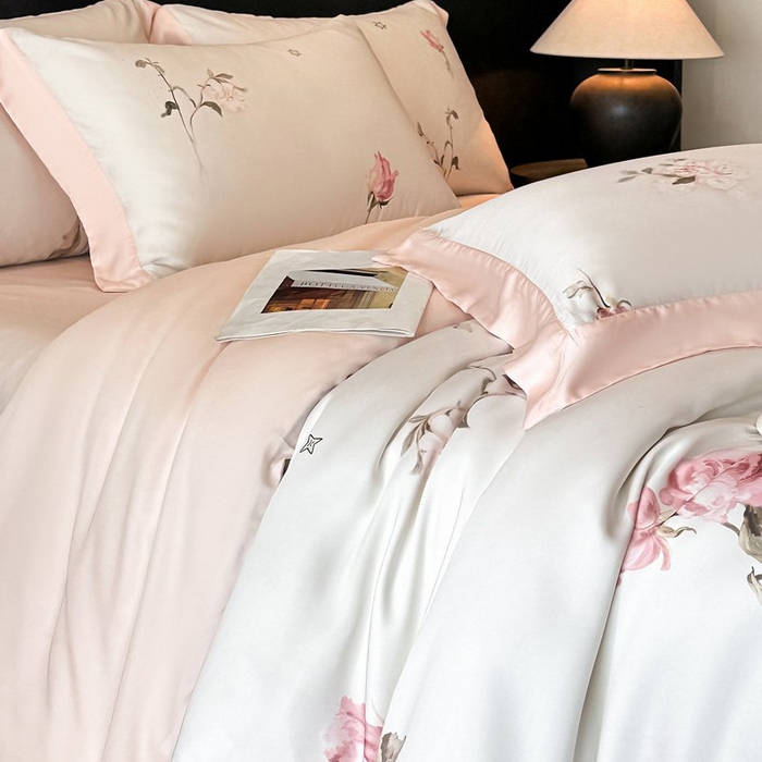 91家纺网 家纺一手货源 找家纺 慕晨 2026新款大宽边高级简奢款凉感天丝莱赛尔数码印花丝滑丝绸四件套直播热款 粉雾