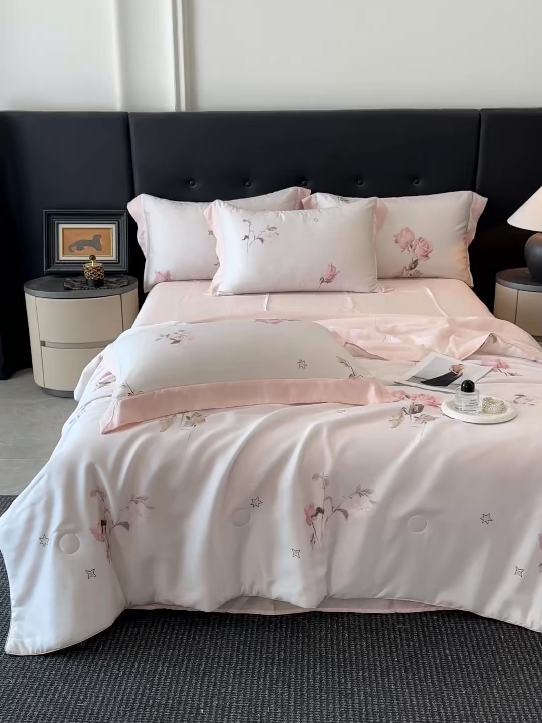 91家纺网 家纺一手货源 找家纺 慕晨 2026新款大宽边高级简奢款凉感天丝莱赛尔数码印花丝滑丝绸四件套直播热款 粉雾