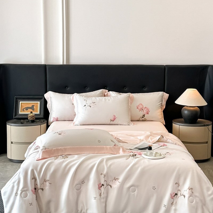 91家纺网 家纺一手货源 找家纺 慕晨 2026新款大宽边天丝莱赛尔数码印花夏被四件套高级简奢款丝滑丝绸直播热款 粉雾