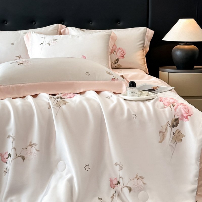 91家纺网 家纺一手货源 找家纺 慕晨 2026新款大宽边天丝莱赛尔数码印花夏被四件套高级简奢款丝滑丝绸直播热款 粉雾