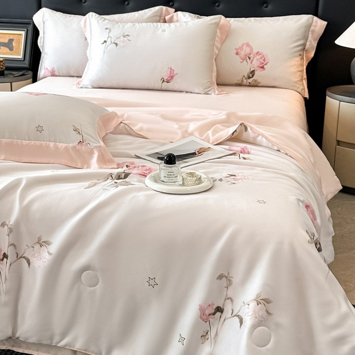 91家纺网 家纺一手货源 找家纺 慕晨 2026新款大宽边天丝莱赛尔数码印花夏被四件套高级简奢款丝滑丝绸直播热款 粉雾