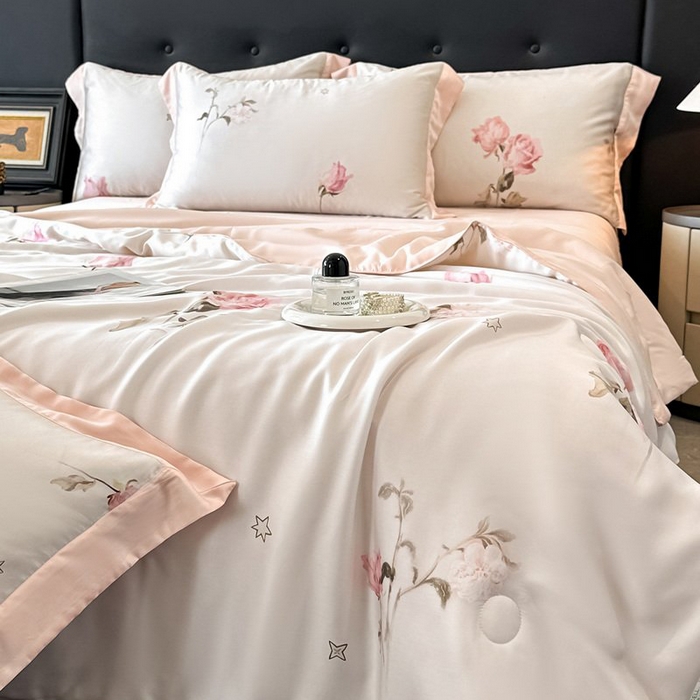 91家纺网 家纺一手货源 找家纺 慕晨 2026新款大宽边天丝莱赛尔数码印花夏被四件套高级简奢款丝滑丝绸直播热款 粉雾