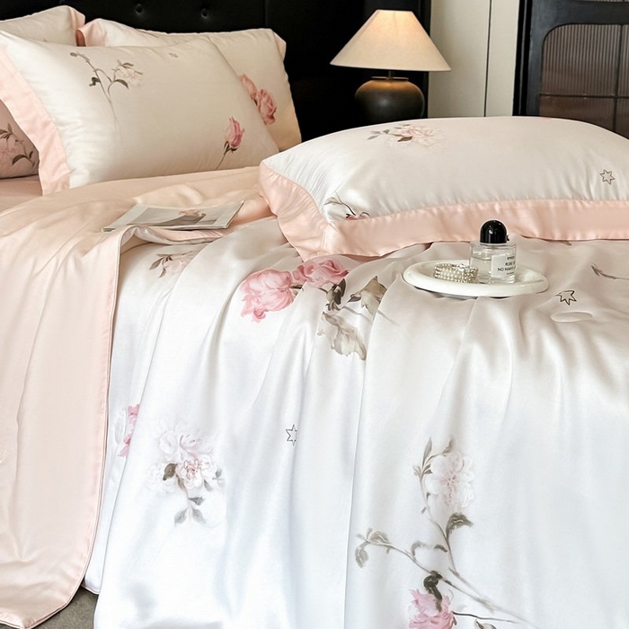 91家纺网 家纺一手货源 找家纺 慕晨 2026新款大宽边天丝莱赛尔数码印花夏被四件套高级简奢款丝滑丝绸直播热款 粉雾