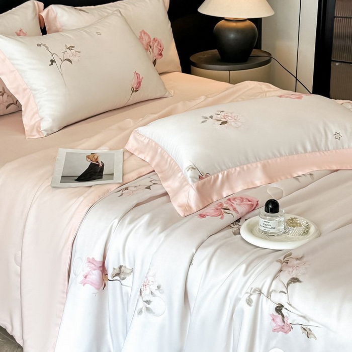 91家纺网 家纺一手货源 找家纺 慕晨 2026新款大宽边天丝莱赛尔数码印花夏被四件套高级简奢款丝滑丝绸直播热款 粉雾