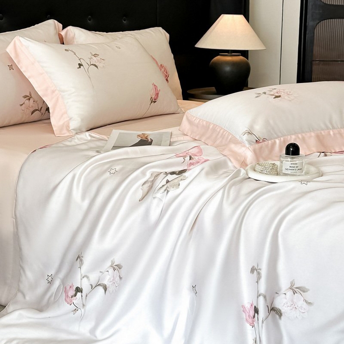 91家纺网 家纺一手货源 找家纺 慕晨 2026新款大宽边天丝莱赛尔数码印花夏被四件套高级简奢款丝滑丝绸直播热款 粉雾