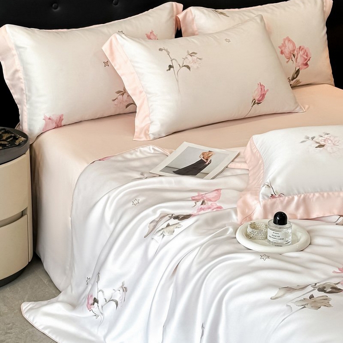 91家纺网 家纺一手货源 找家纺 慕晨 2026新款大宽边天丝莱赛尔数码印花夏被四件套高级简奢款丝滑丝绸直播热款 粉雾