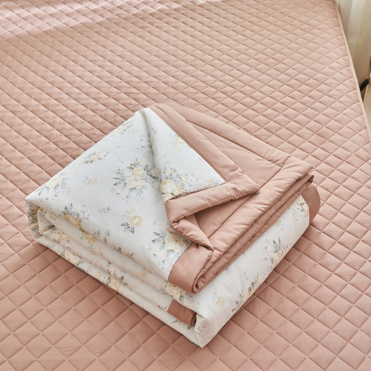 91家纺网 家纺一手货源 找家纺 吾诺家居 吾诺 2026新款 12868全棉印花棉花夏被四件套 全棉夏被四件套新疆棉花被 - 经典系列 焦糖玫瑰