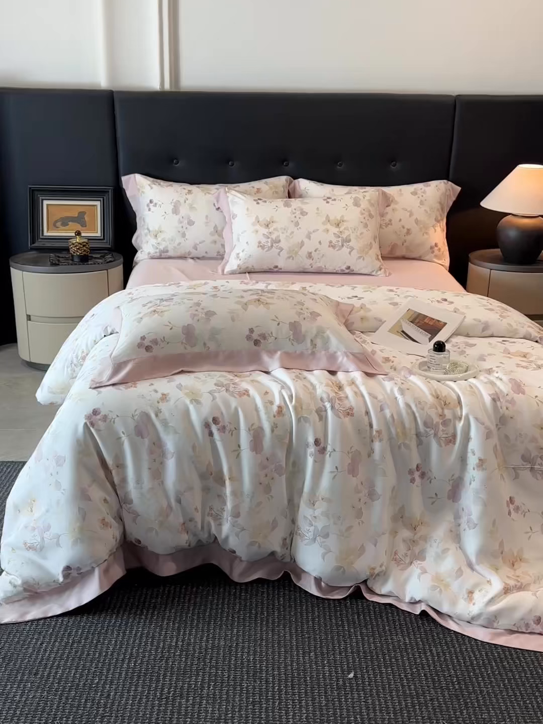 91家纺网 家纺一手货源 找家纺 慕晨 2026新款大宽边高级简奢款凉感天丝莱赛尔数码印花丝滑丝绸四件套直播热款 花颜