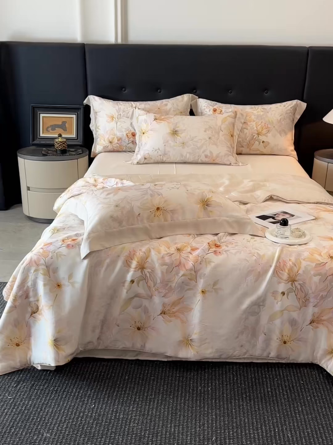 91家纺网 家纺一手货源 找家纺 慕晨 2026新款大宽边天丝莱赛尔数码印花夏被四件套高级简奢款丝滑丝绸直播热款 花吻