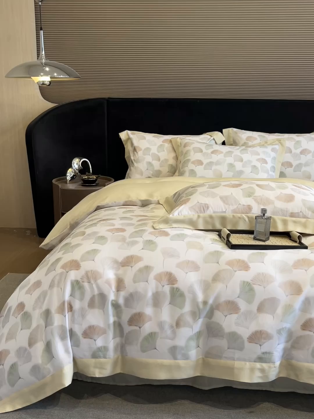 91家纺网 家纺一手货源 找家纺 慕晨 2026新款大宽边高级简奢款凉感天丝莱赛尔数码印花丝滑丝绸四件套直播热款 林间蜜杏