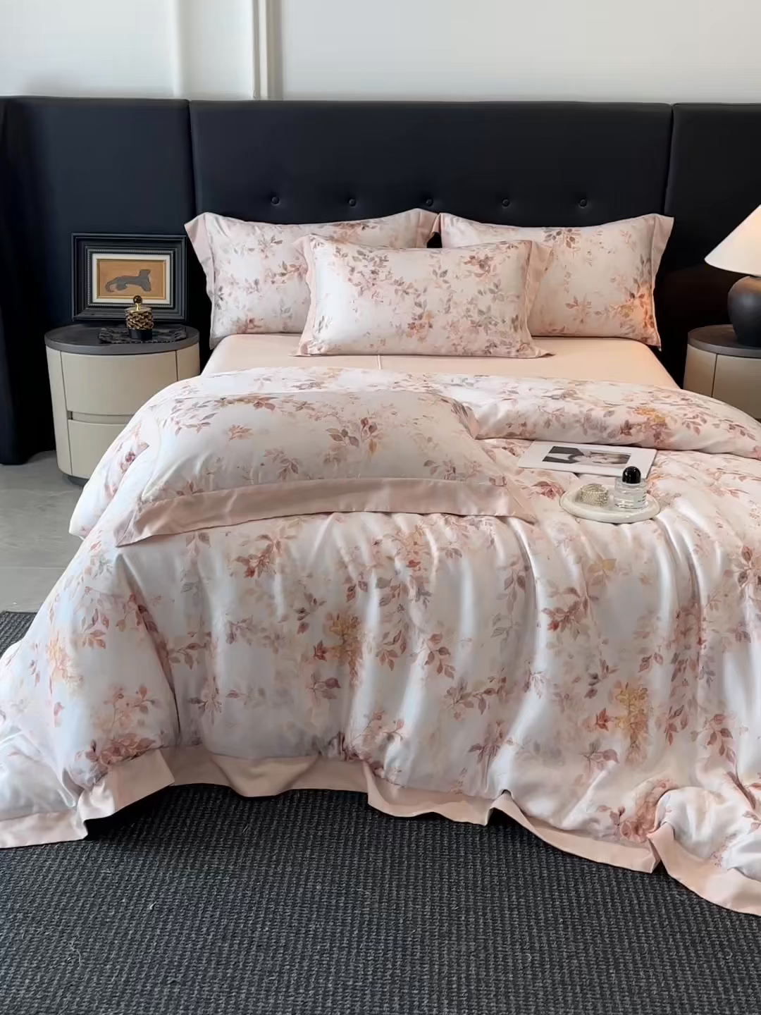 91家纺网 家纺一手货源 找家纺 慕晨 2026新款大宽边高级简奢款凉感天丝莱赛尔数码印花丝滑丝绸四件套直播热款 念池-粉