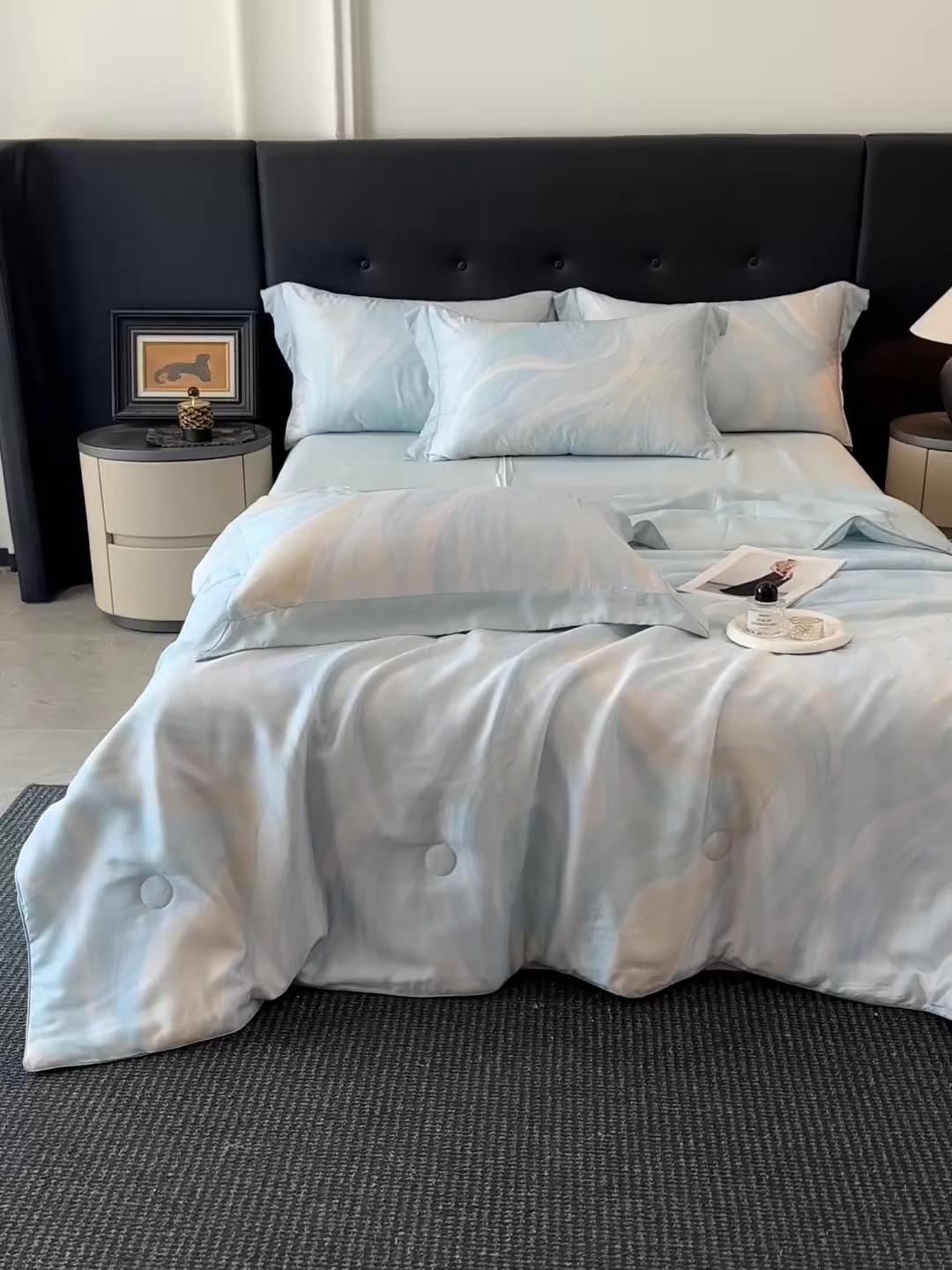 91家纺网 家纺一手货源 找家纺 慕晨 2026新款大宽边高级简奢款凉感天丝莱赛尔数码印花丝滑丝绸四件套直播热款 软烟